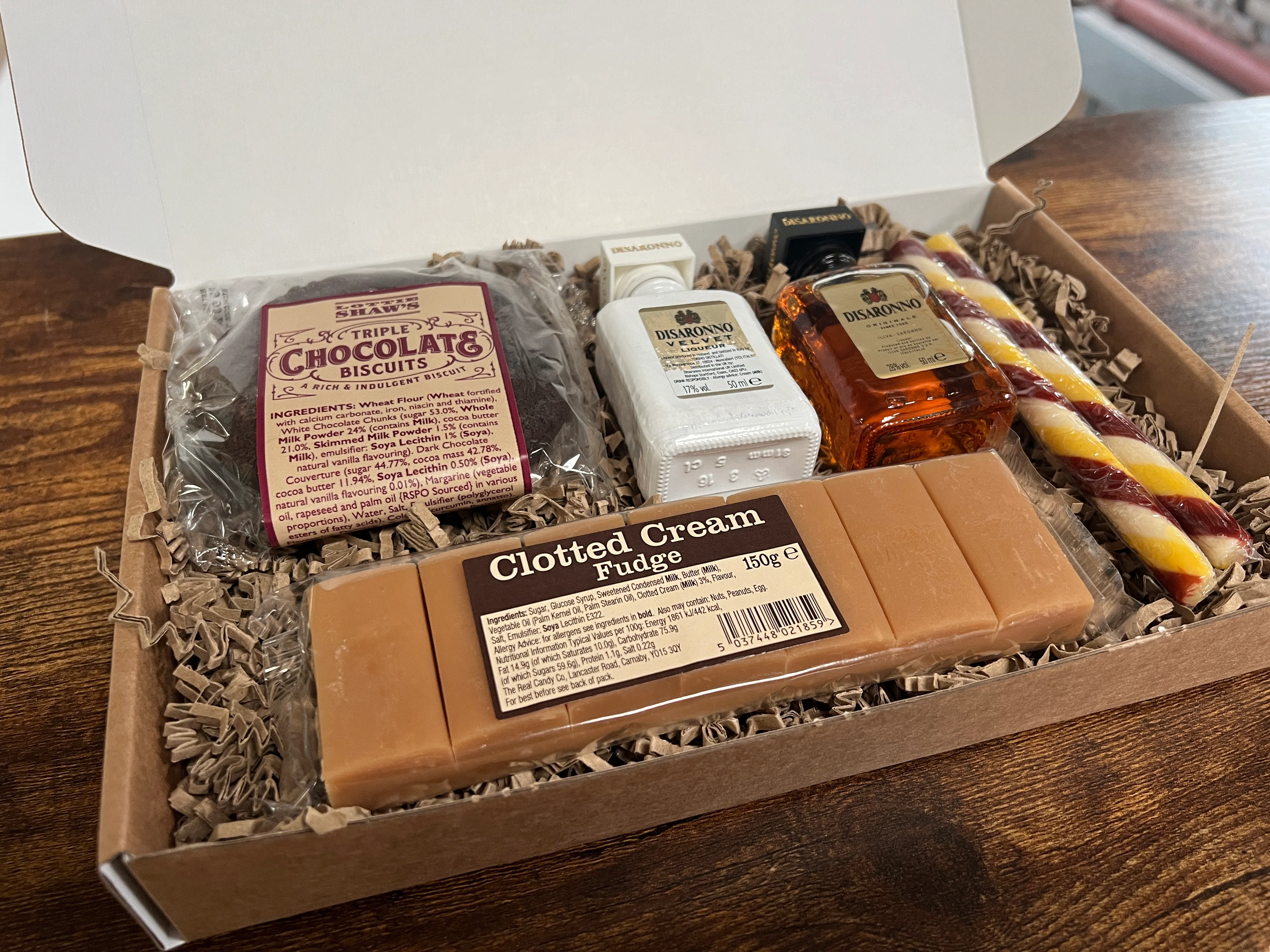 Disaronno & Treats Letterbox Gift - Image 3